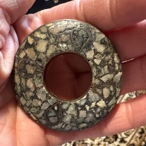 VINTAGE GENUINE INLAY AGATE BRASS BACKING MADE IN INDIA DONUT SHAPED 2.3" BROOCH